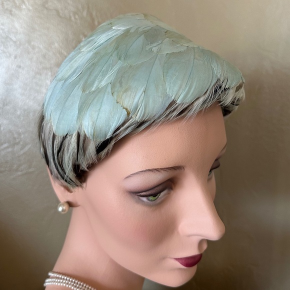 JOYFUL 1950\'s AQUA FEATHER COCKTAIL HAT. main image 8